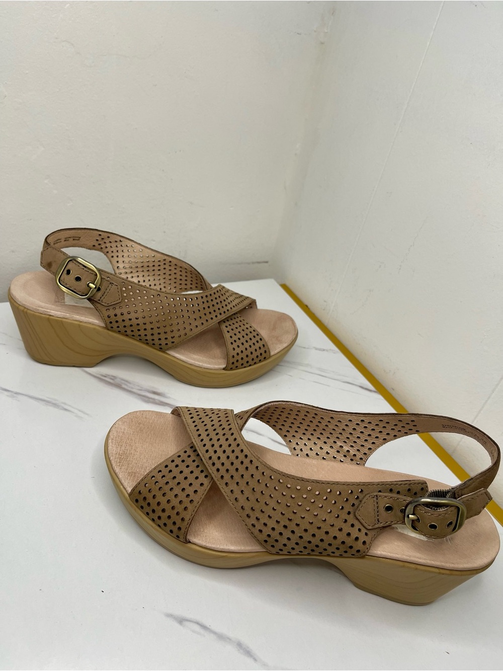 Dansko Jacinda Walnut Nubuck sandals perforated crisscross straps Sz 9.5-10 / 40